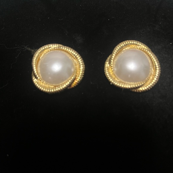 Elegant Bluette Gold and Pearl Shoe Clips - Picture 1 of 3